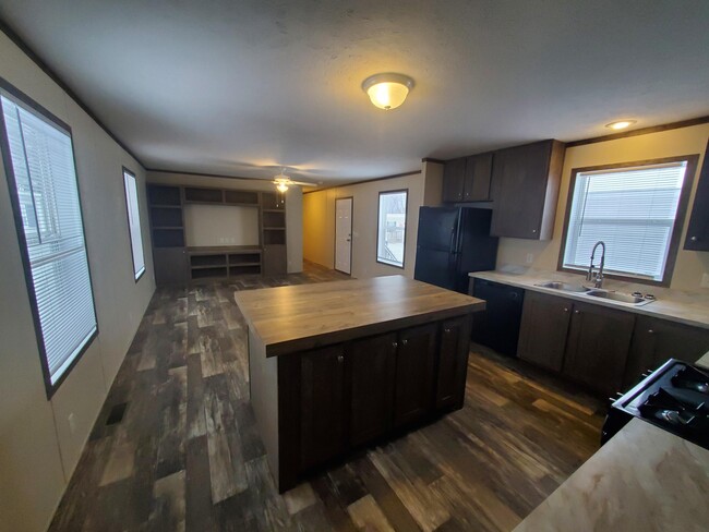 Building Photo - 45 Sparrow Hill Dr