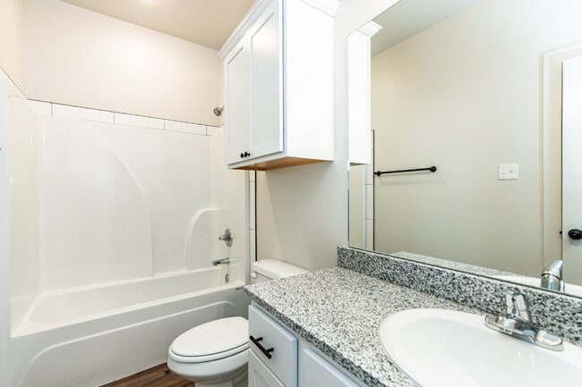 Building Photo - Iron Horse 2 bedroom 2 bathroom!