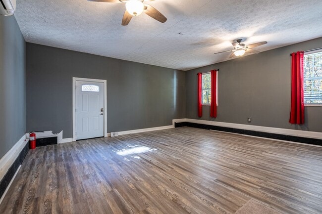 Building Photo - 3 Bedrooms, 2.5 Bathrooms - Home in Silver Creek!