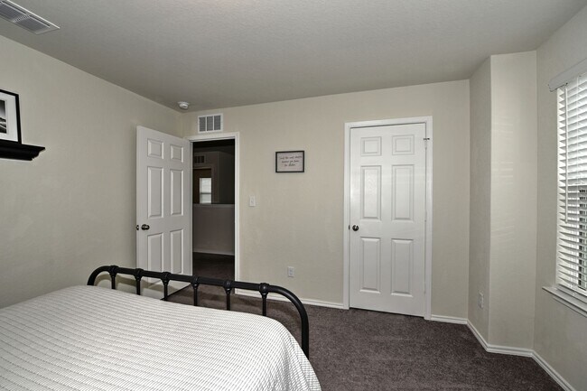 Building Photo - 7807 Cottonwood Ridge