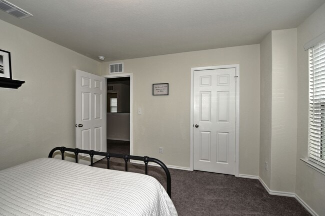 Building Photo - Great home  |  Boerne / Fair Oaks area  |  4 beds  |  2.5 baths  |  2440 sqft  |  Boerne ISD