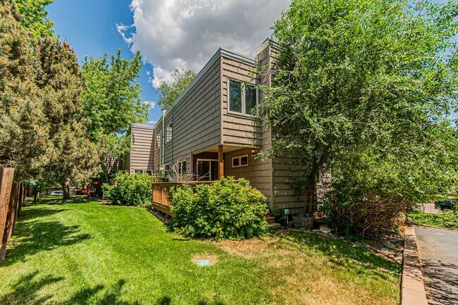 Building Photo - 3BD, 2.5BA Boulder Townhome with 2 Parking Spots