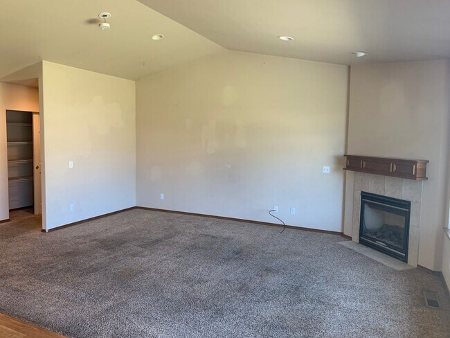 Building Photo - 4 Bedroom 2 Bathroom Rambler with Garage a...