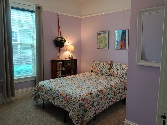 Building Photo - Spacious Craftsman in the Heart of North Spokane