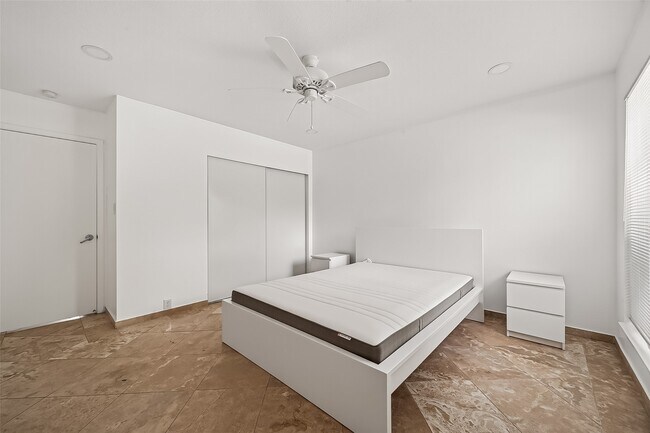 Building Photo - 3303 W Greenridge Dr