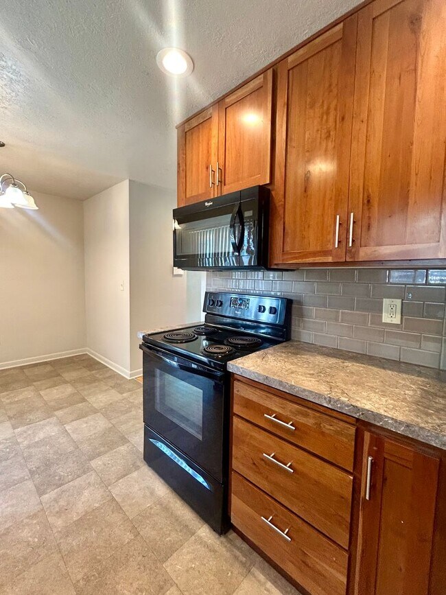 Building Photo - Three Bedroom Home (NE Salem)- W/D Hookup & Fenced Backyard
