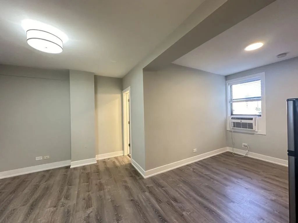 Building Photo - 505 W Belmont Ave
