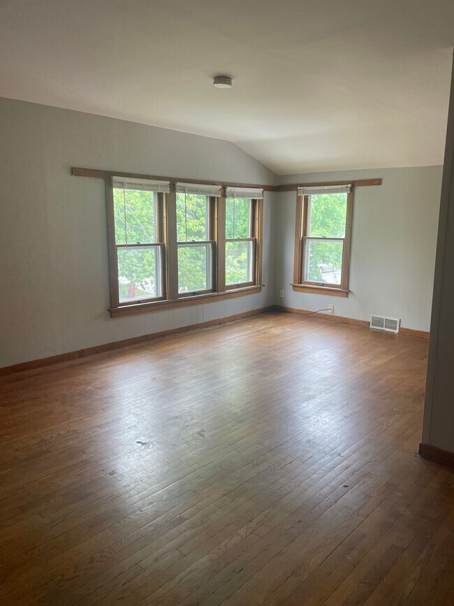 Building Photo - 362 W 4th St