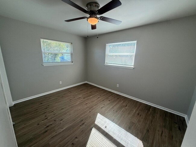 Building Photo - 176 W Sweetbriar Dr