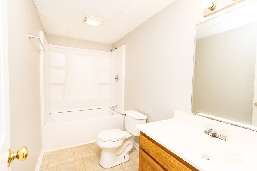 Building Photo - 402 Hall St
