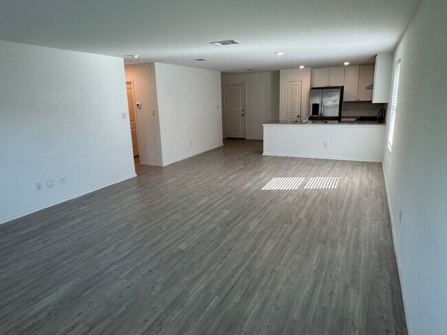 Building Photo - Far west gorgeous townhome ready for move in.