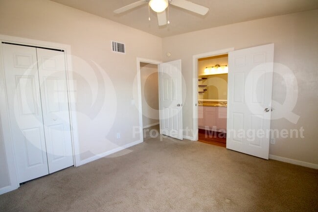 Building Photo - 4043 E Deseret Dr