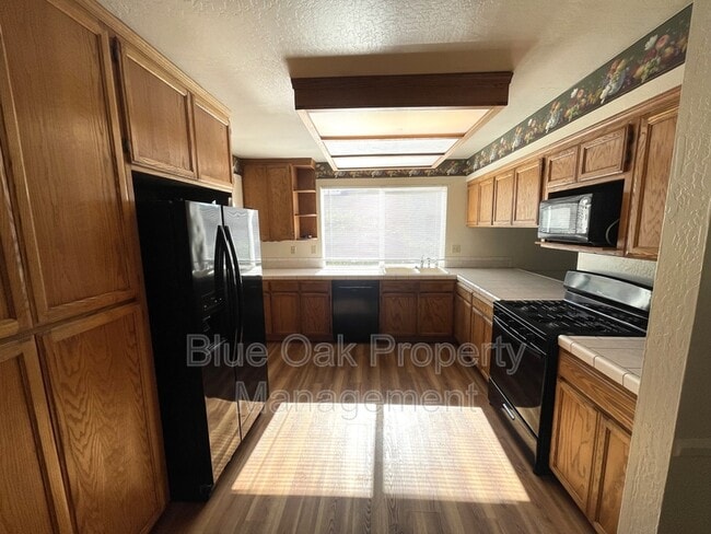 Building Photo - 930 St Clair Dr