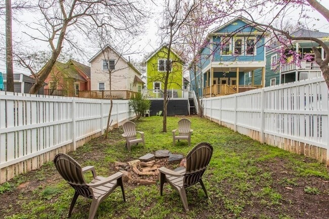 Building Photo - 220 Berean Ave SE