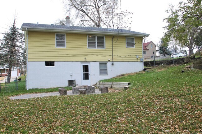 Building Photo - 3 Bedroom / 2 Bath Home AVAILABLE NOW!