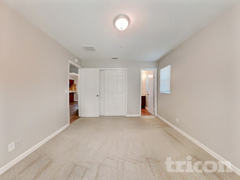 Building Photo - 702 Falkirk Ave