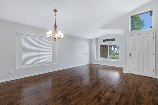 Building Photo - 4 Bedroom/2 Bathroom Remodeled home with S...