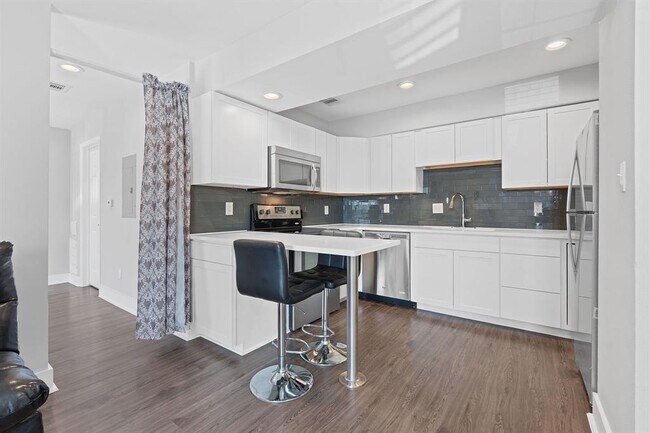 Building Photo - 935 La Posada Dr