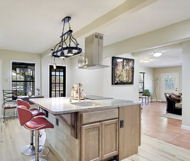 Building Photo - 9417 Aqua Dr