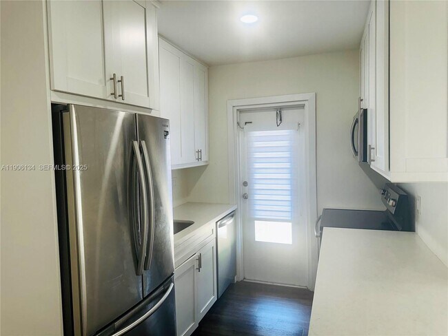 Building Photo - 95 Edgewater Dr