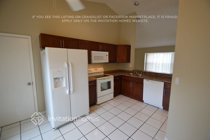 Building Photo - 9900 SW 59th Ct