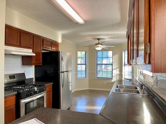 Building Photo - Spacious 3 Bed/2 Bath Ranch with Over 1800...