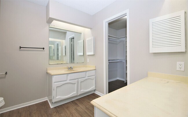 Building Photo - 7814 Barnhill Dr