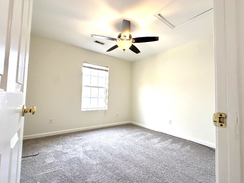 Building Photo - 1419 Burgess Ln
