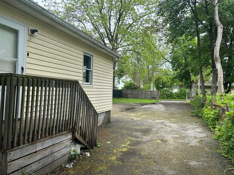 Building Photo - 416 Champlain St