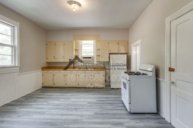 Building Photo - 322 W 12th St