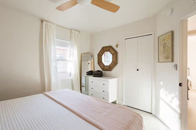 Building Photo - FARM VIEW BUNGALOW across from UofA Campus Farm! Available Today!