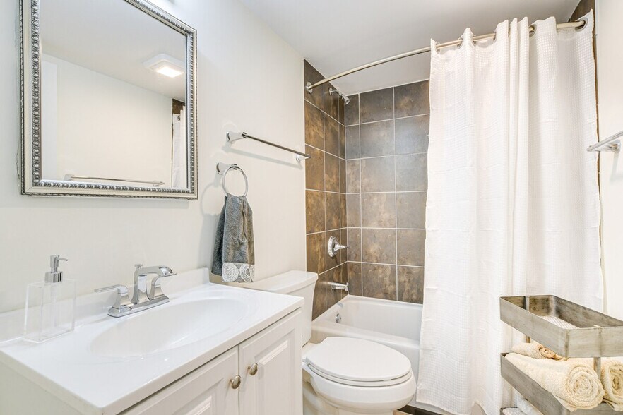 Building Photo - 3975 S Ellis Ave