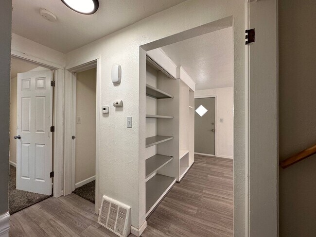 Building Photo - Recently Renovated 3 Bedroom 1 Bath Single Family Home!