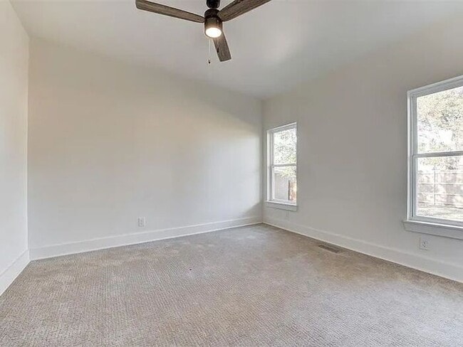 Building Photo - 213 NE 14th St