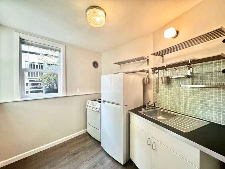 Building Photo - 202 Ortega St