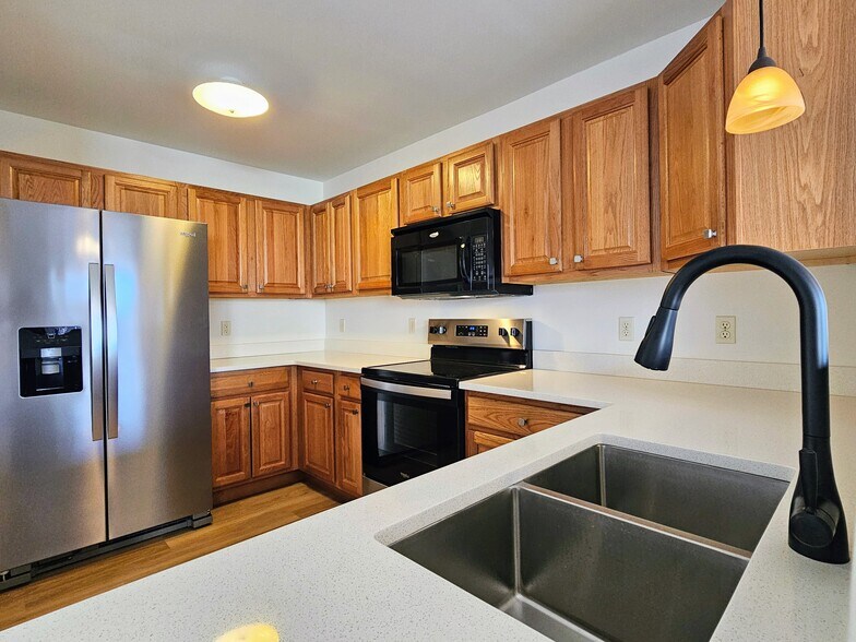 Building Photo - 107 Acorn Ln