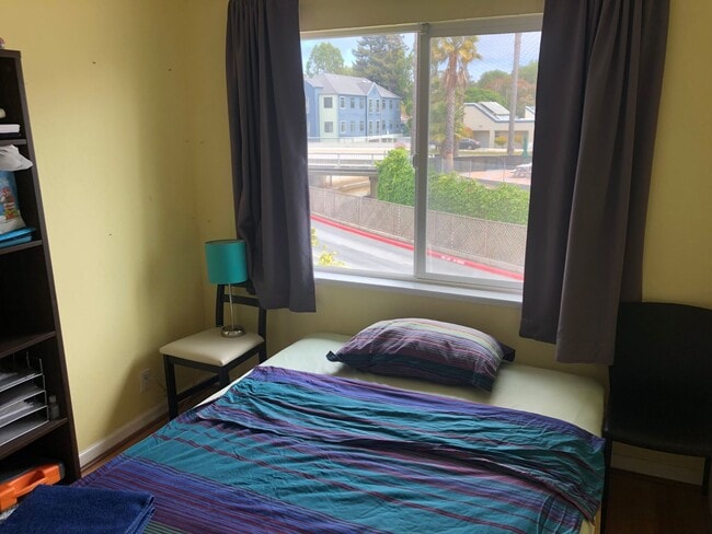 Building Photo - 3 Bed/ 2 Bathroom House in Santa Cruz