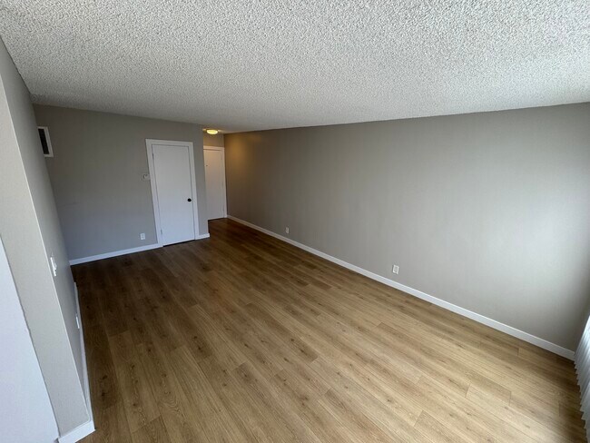 Building Photo - 5361 Russell Ave