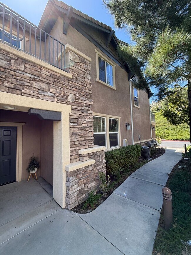Building Photo - Beautiful 4 Bedroom, 2 1/2 Bathroom Townho...