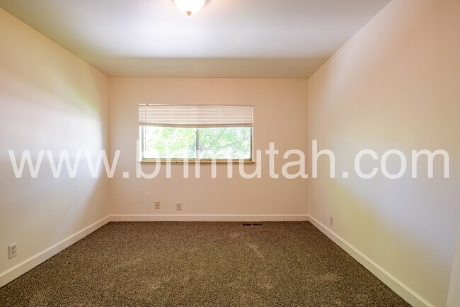 Building Photo - 1561 E 4945 S