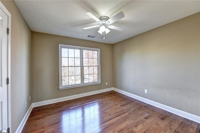 Building Photo - 5570 Viewpoint Ct