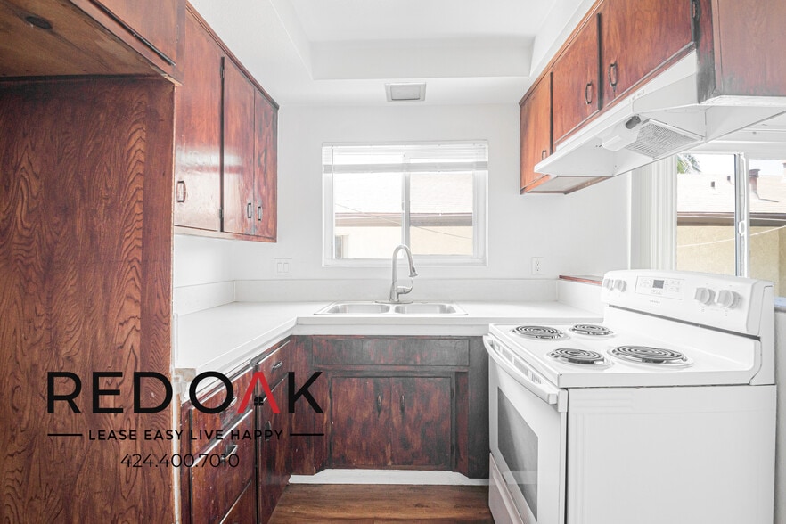 Building Photo - 10714 Western Ave