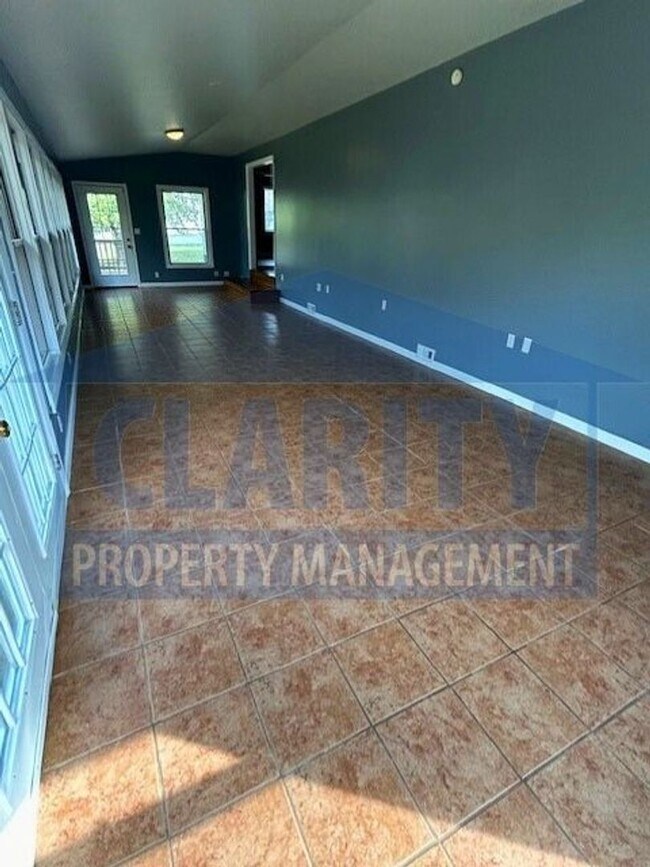 Building Photo - Spacious 3 bedroom, 2 bath home