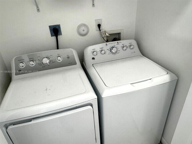 Building Photo - 3354 SE 1st Ct