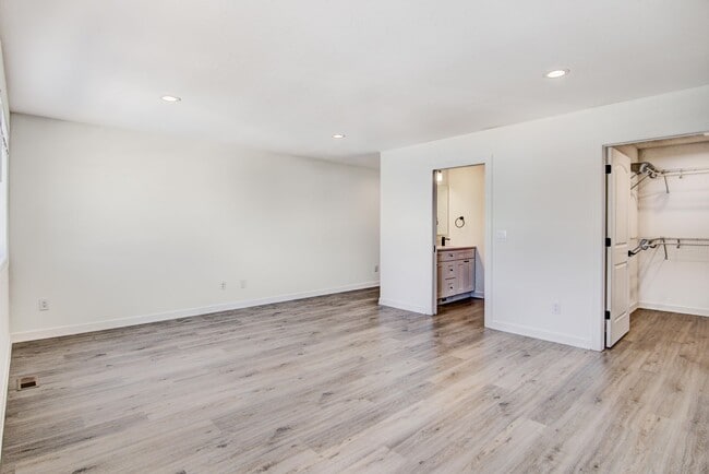 Building Photo - 3 Bedroom Town Home