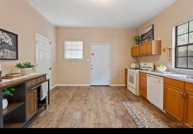 Building Photo - 806 S Osage Ave