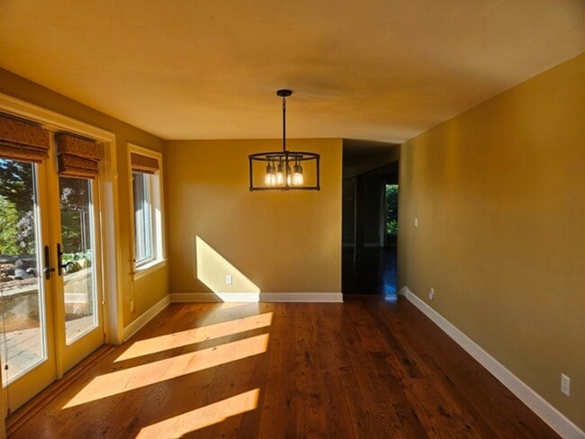 Building Photo - 4Bd/5Ba Multi Story Home - For viewing by ...