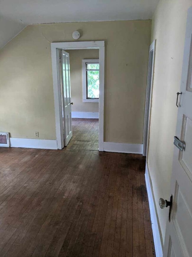 Building Photo - New Listing! 3+ bedroom/2bath Close to Everything!!