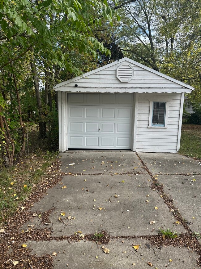 Building Photo - 915 Sunningdale Dr
