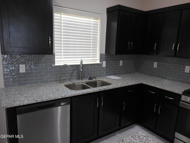 Building Photo - 552 Pne Vly Pl